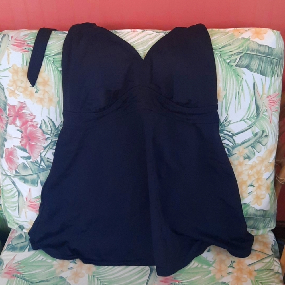 Liz Lange maternity swim top